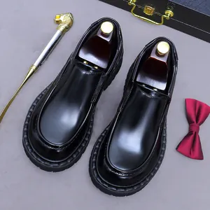 Polierte schwarze Leder-Loafer für Herren mit dicker Sohle und runder Zehenpartie