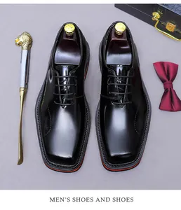Scarpe oxford in pelle lucida nera da uomo con cuciture rosse e calzante in metallo