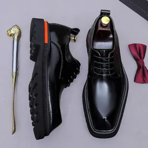 Chaussures derby homme en cuir à semelle épaisse avec bout carré et détails orange sur gris