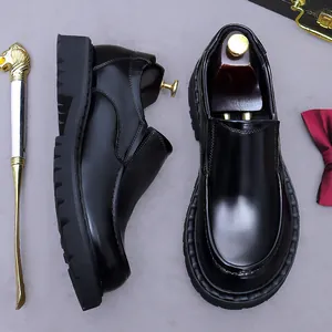 Premium Herren Slipper aus glänzendem schwarzem Leder mit dicker Sohle im Business-Stil