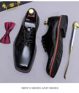 Dettaglio di scarpe Oxford in pelle nera lucida con bordo colorato e accessori da uomo eleganti