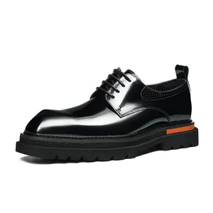 Chaussures derby homme en cuir noir poli avec semelles crantées épaisses et accents orange