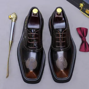 Dunkelbraune Budapester Herrenschuhe aus Leder mit Adler-Print und klassischem Lochmuster