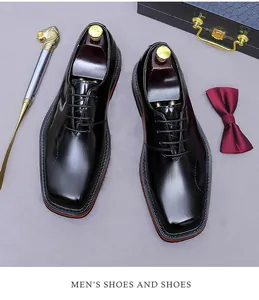 Vista dall'alto di scarpe oxford in pelle nera con dettagli rossi e accessori di lusso