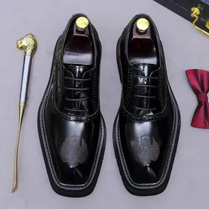 Schwarze Business-Lederschuhe für Herren mit Kronen-Emblem und Brogue-Flügelspitzen-Details