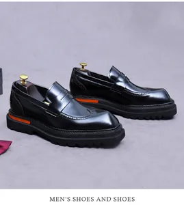 Dettaglio mocassini in pelle verniciata nera con motivi brogue e suola arancione