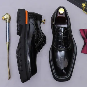 Herren Business-Lederschuhe mit Kronenmuster und dicker Sohle mit orangefarbenen Akzenten