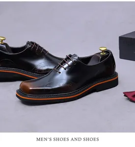 Dettaglio di scarpe Oxford in pelle marrone con incisione laser e profili suola arancioni