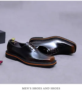 Dettaglio delle scarpe Oxford in pelle marrone sfumata con cucitura della suola arancione