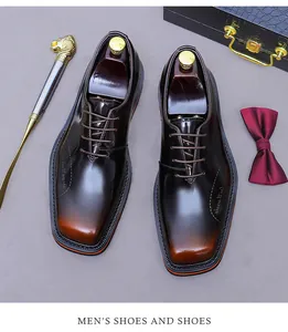 Dettaglio scarpa Oxford in pelle sfumata di lusso con tendiscarpe in legno e accessori