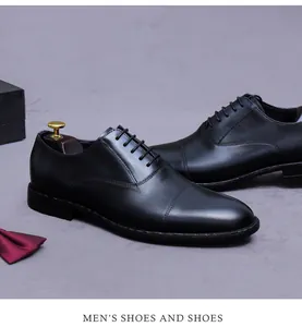 Primer plano de zapatos oxford clásicos de cuero negro con horma de madera en el interior