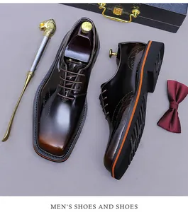 Vista dall'alto di scarpe Oxford da uomo in pelle marrone sfumata con dettaglio suola arancio