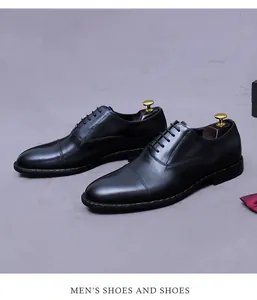 Detalle de zapatos Oxford clásicos de cuero negro para hombre con hormas de madera de lujo