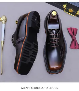 Dettaglio di scarpe Oxford da uomo a punta quadrata con elegante bordo arancione sulla suola