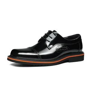 Λουστρίνι μαύρα δερμάτινα παπούτσια Derby με brogue λεπτομέρειες και πορτοκαλί σόλα