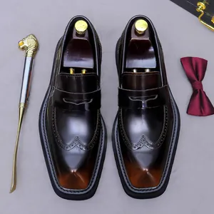 Mocassini da uomo in pelle marrone con dettagli brogue e suola spessa in stile classico