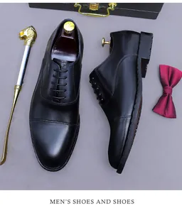 Zapatos Oxford clásicos en cuero negro con diseño de tres costuras y accesorios