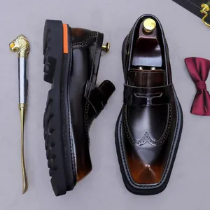 Mocassini da uomo in pelle patina testa di moro con suola spessa e dettagli classici brogue