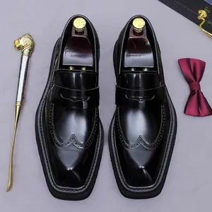 Mocassini in pelle nera lucida con motivi brogue e spessa suola a piattaforma