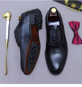 Detalle de zapatos Oxford de cuero negro con punta de capa y suela de goma antideslizante