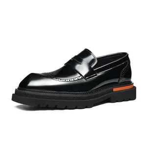 Mocassini brogue in pelle verniciata nera lucida da uomo con suola spessa a dente di sega