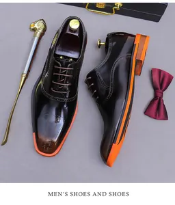 Λεπτομέρεια από καφέ δερμάτινα παπούτσια brogue με πορτοκαλί σόλες και ξύλινο τακούνι