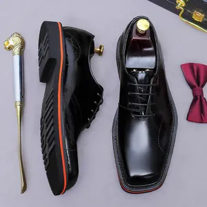Scarpe Derby in pelle lucida nera da uomo con dettagli della suola arancione