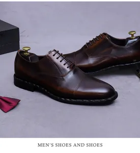 Detalle de zapatos Oxford de cuero marrón oscuro con acabado pulido y hormas para zapatos