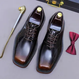 Scarpe oxford in pelle marrone sfumata con design a scritta e punta quadrata elegante