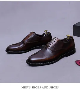 Detalle macro de zapatos Oxford de cuero para hombre con acabado marrón degradado