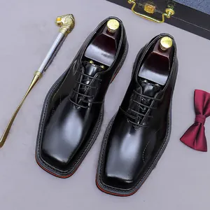 Scarpe oxford da uomo in pelle nera lucida con suola rossa e design a punta quadrata