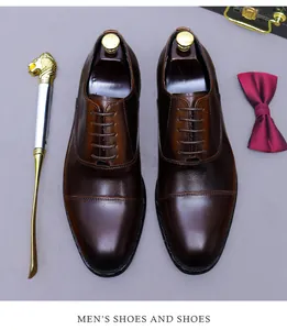 Vista superior detallada de zapatos oxford de cuero marrón oscuro para hombres