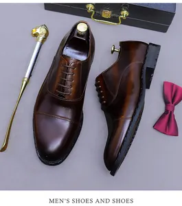 Detalle de zapato Oxford de cuero marrón con horma y accesorios de lujo elegantes