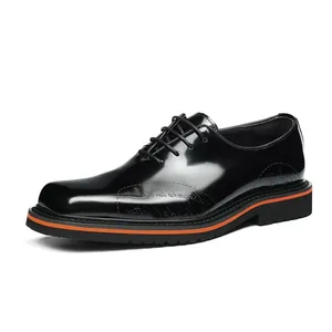 Scarpe oxford in pelle verniciata nera lucida da uomo con suola spessa e dettaglio arancione