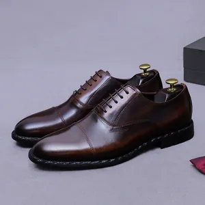 Zapatos Oxford clásicos de cuero marrón oscuro para hombre con accesorios de negocios