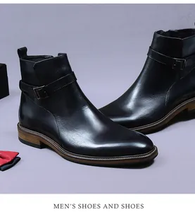 Détail d'une bottine Chelsea en cuir noir avec boucle métallique et semelle texturée bois