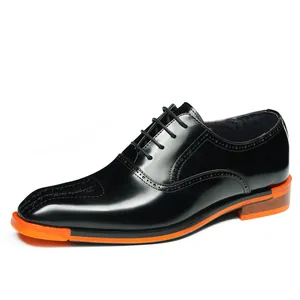 Ανδρικά παπούτσια Oxford από γυαλιστερό δέρμα με brogue λεπτομέρειες και χάραξη