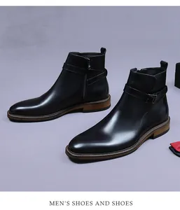 Détail d'une bottine Chelsea en cuir noir avec sangle à boucle et fermeture éclair