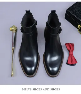 Détail de bottines Chelsea en cuir noir avec fermeture éclair latérale et boucle