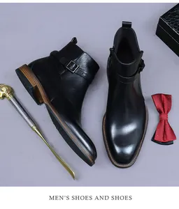 Détail de bottines en cuir noir avec boucle latérale et texture de semelle boisée chic