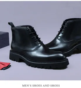 Λεπτομέρεια από μαύρα δερμάτινα μποτάκια brogue με τρακτερωτή σόλα και πολυτελή συσκευασία