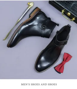 Gros plan de bottines Chelsea en cuir brillant avec mallette et accessoires pour hommes