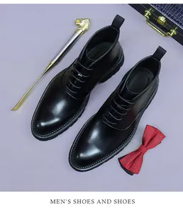 Λεπτομέρεια από μαύρες δερμάτινες μπότες brogue με σκαλίσματα και χοντρή σόλα