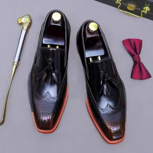 Mocassini brogue bordeaux eleganti con nappe e finitura in pelle lucida uomo