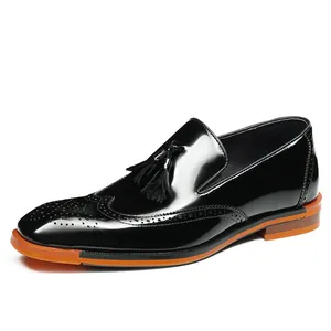 Mocassini da uomo in pelle verniciata nera con dettagli brogue, nappe e suola marrone