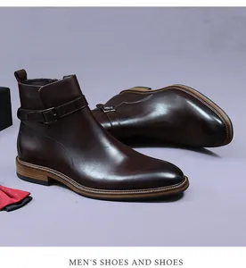 Détails des bottines Jodhpur en cuir marron foncé avec boucle latérale et semelle texturée