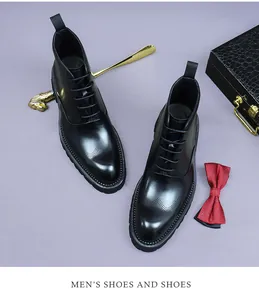 Λεπτομέρεια από μαύρα δερμάτινα μποτάκια brogue με περίτεχνες διακοσμητικές λεπτομέρειες