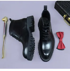 Λεπτομέρειες brogue και χοντρές σόλες από καουτσούκ σε μαύρες δερμάτινες ανδρικές μπότες