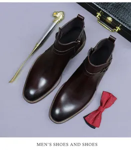 Détail de bottines Chelsea en cuir bordeaux brillant avec fermeture éclair latérale