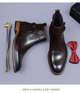 Détail de bottines Chelsea en cuir marron avec boucle en métal, zip et talon empilé